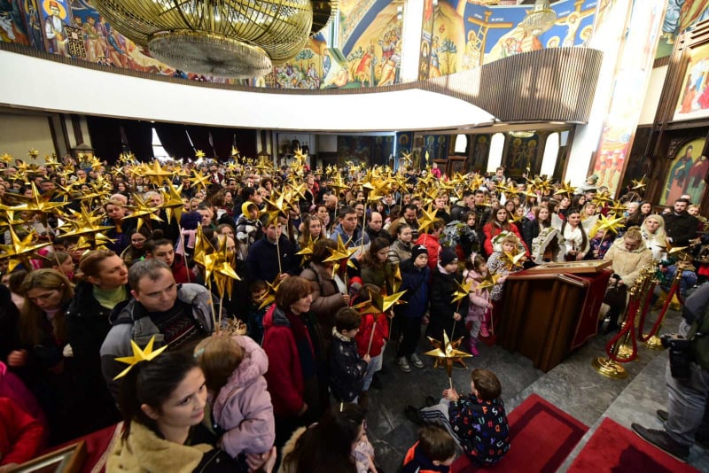 Прослава на Бадник во Скопје – Бадниковата поворка и коледарската песна го осветлија градот (ФОТОГАЛЕРИЈА)