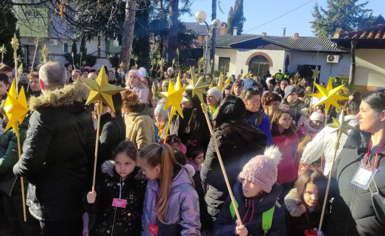 (Видео) Бадникова поворка во Охрид – дечињата пеејќи ја ангелската песна „Вечниот Бог”го најавуваат Христовото Раѓање