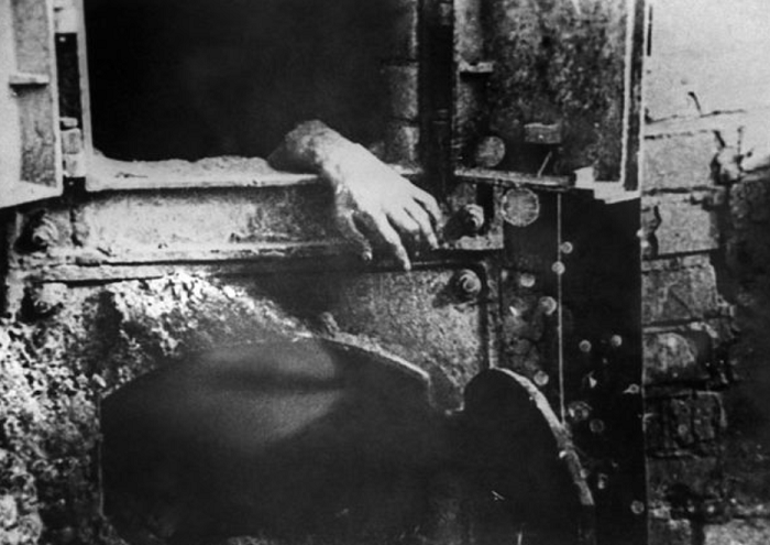 Четирите гасни комори во Аушвиц им го одземаа животот на околу 20.000 луѓе на ден, најмалку 1,1 милиони луѓе !