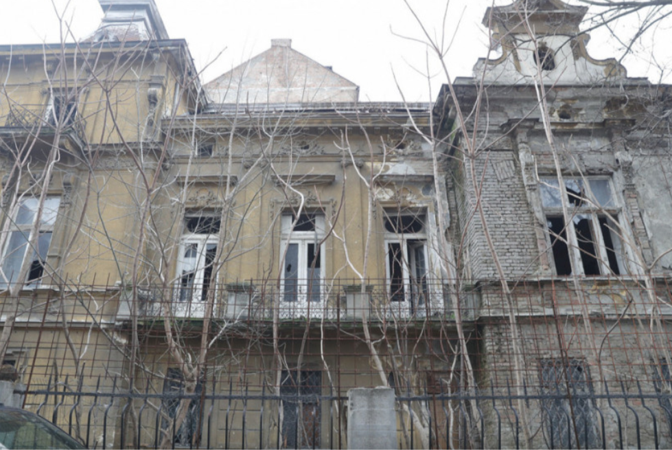 Опседнатата куќа на познатиот српски архитект: „Луѓе во црно“ излегуваа од напуштениот дом на семејството Илкиќ (ФОТО)