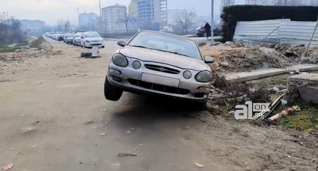 Автомобил пропадна во канал во сред Скопје (Фото)
