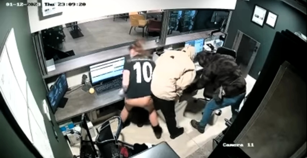 Што ти значи жена од Балкан – Госпоѓа Ружа ги среди напаѓачите/крадци во кладилницата (Видео)