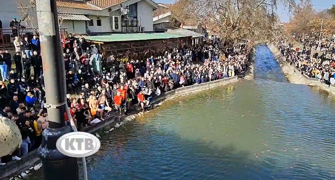 Хуман потег на Александар кој го фатил светиот крст за Водици во Кавадарци (Видео)