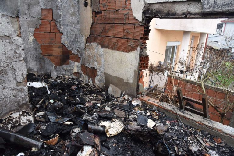 Семејството Марковски од Гази Баба бара помош: Им се пеплоса домот (ФОТО)