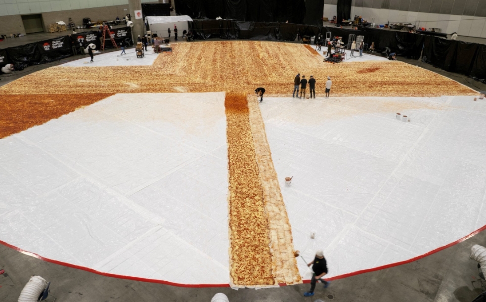 ВИДЕО: Пица за Гинис – Ова е најголемата пица во светот, има 68.000 парчиња