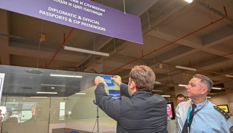 НЕМА ДА ЧЕКААТ НА аеродром – 69 македонски државјани од дијаспората добиле МКарта