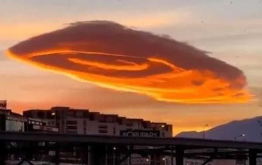 Неверојатна глетка на небото над Турција, некои тврдат дека е НЛО (ВИДЕО)