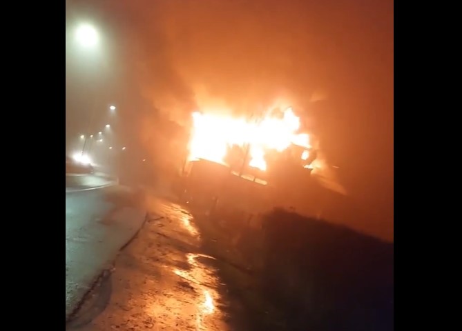 Се засолниле во некогашната дискотека да се дружат, па изгореле – СТРАШЕН ПОЖАР ВО НОВИ САД (Видео)