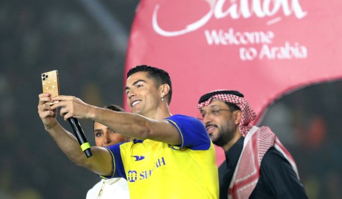 Шеикот: „Дадов 200 милиони евра за Роналдо, а тој знае само Сиуууу“! (ВИДЕО)