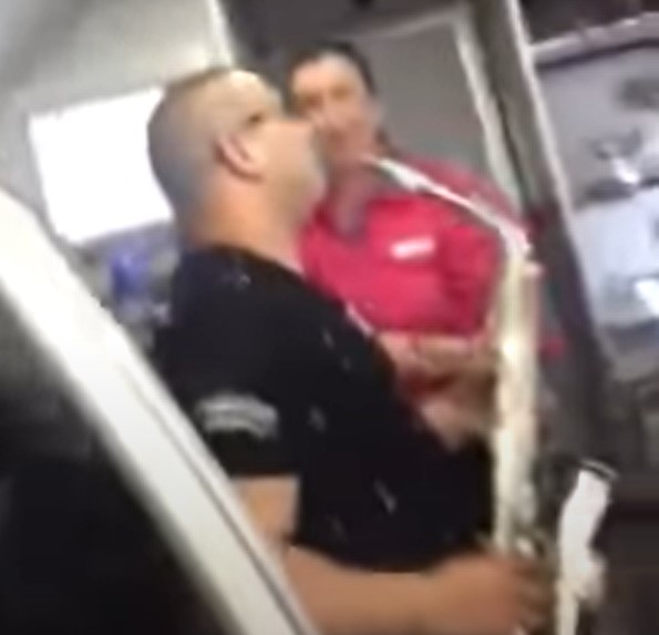 „Македонско девојче“ на саксофон за лудило во АВИОН (ВИДЕО)