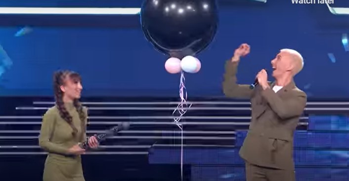 Натпреварувач во „Ѕвездите на гранд“ на сцената го дозна полот на третото бебе, солзите не можеше да ги запре (ВИДЕО)