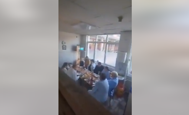 Докторите “вртат паричка”, додека пациентите чекаат ред за преглед (ВИДЕО)