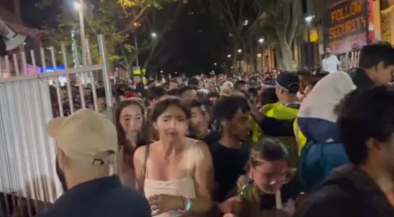 Стампедо на дочекот во Сиднеј: Полицијата од сите страни се обидува да ги смири граѓаните (ВИДЕО)