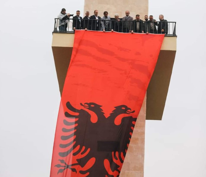 ПРАШАЊЕ: Зошто МВР не поднесе прекршочна пријава за огромното знаме во Слупчане?