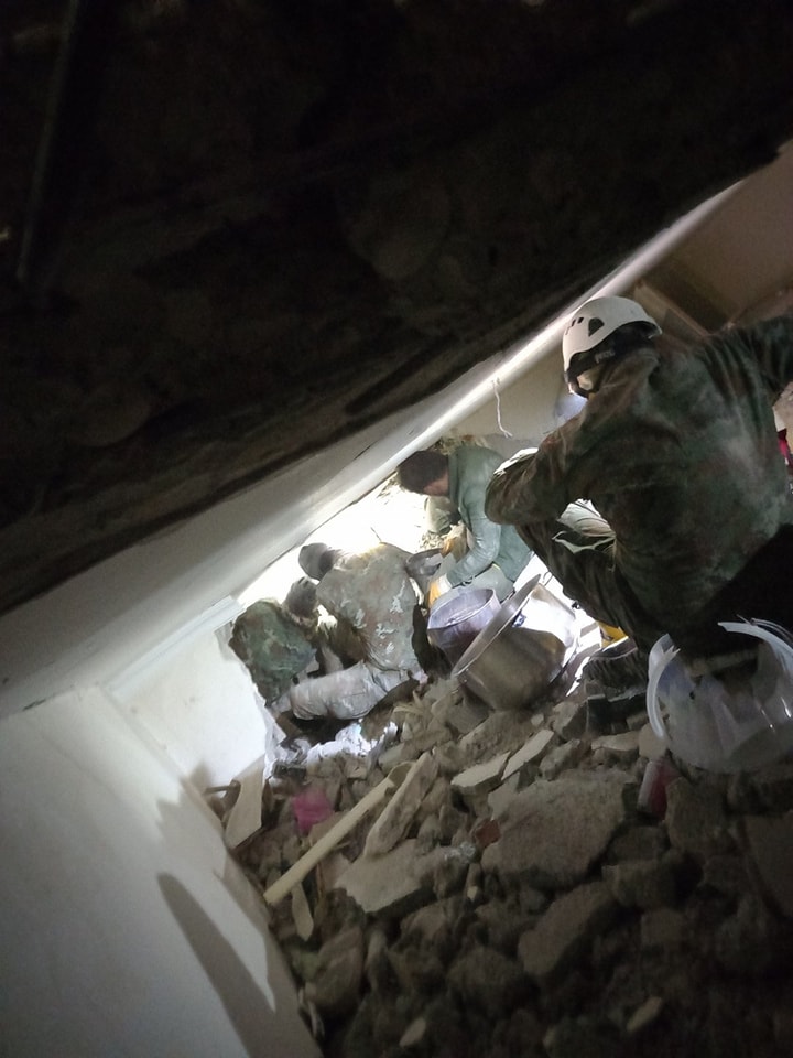 Македонските војници влегоа длабоко под урнатините, максимални напори да се спаси живот повеќе (Фото)