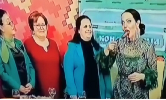 (ВИДЕО) Адријана Алачки го проба колбасот на градоначалникот