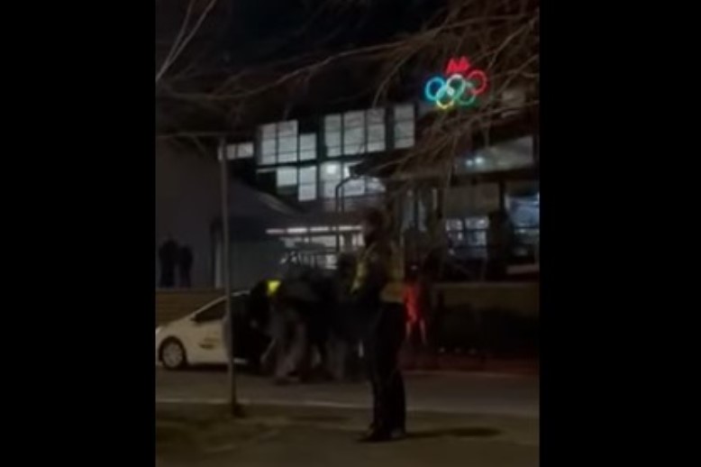 Девојка УАПСЕНА откако се нафрлила ВРЗ ПОЛИЦАЈЦИ по вчерашното дерби во „Јане Сандански“ (Видео)