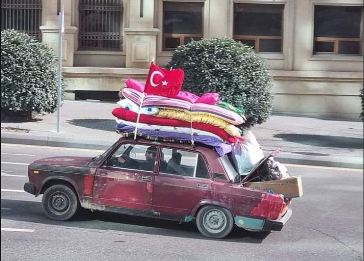 АЗЕРБЕЈЏАНЕЦОТ КОЈ ГО ЗАСРАМИ СВЕТОТ – Во стариот автомобил стави се што има и тргна во Турција да помага (Фото)