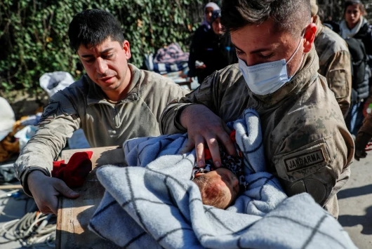 Спасено бебе старо 20 дена, во раката држело прамен коса од мајката (Фото)