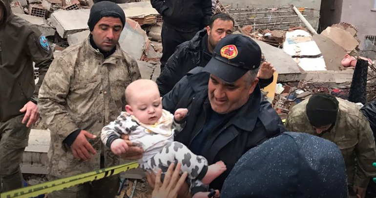 Бебе извлечено од урнатините на земјотресите во Турција
