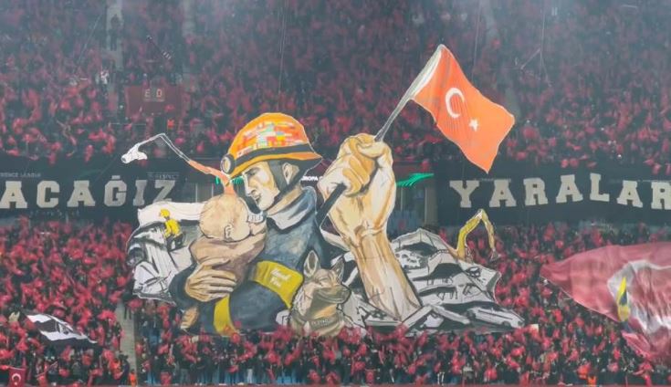 ВИДЕО: Прв натпревар во Турција по земјотресот, фудбалот во втор план – Трогателна порака се појави на трибините