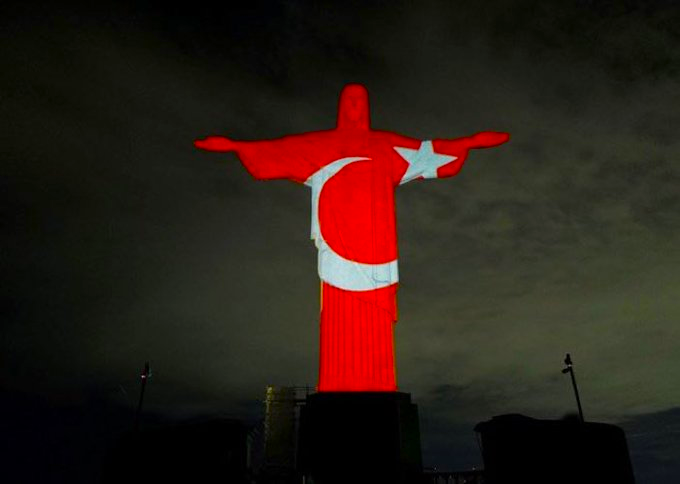 Најпознатата статуа во Бразил на Христос Спасителот осветлена во спомен на жртвите од земјотресот во Турција (Фото)