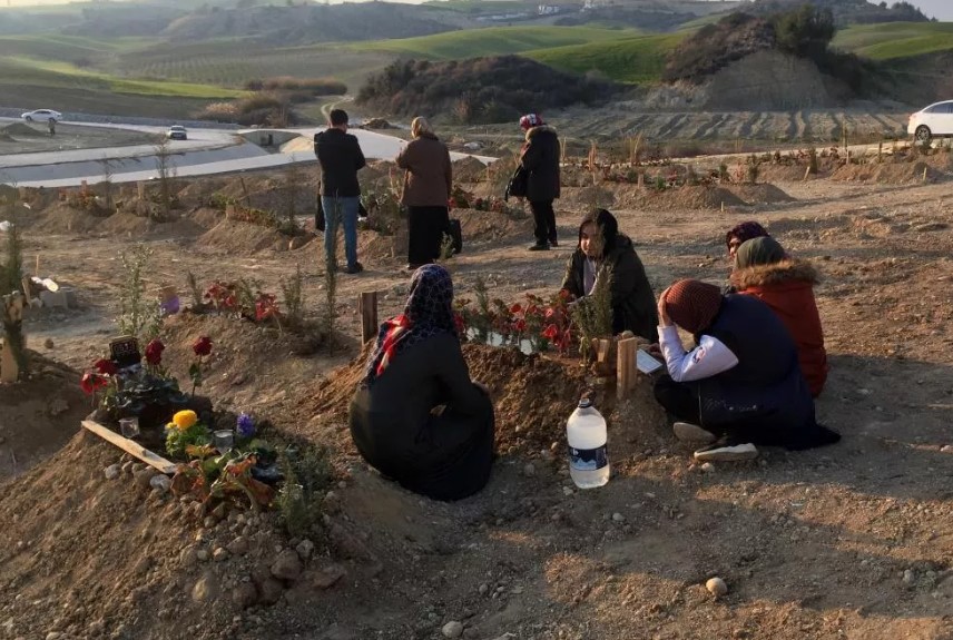 ПОВЕЌЕ ГРОБОВИ ОТКОЛКУ ЗГРАДИ И КУЌИ – Трогателна глетка (ФОТО)