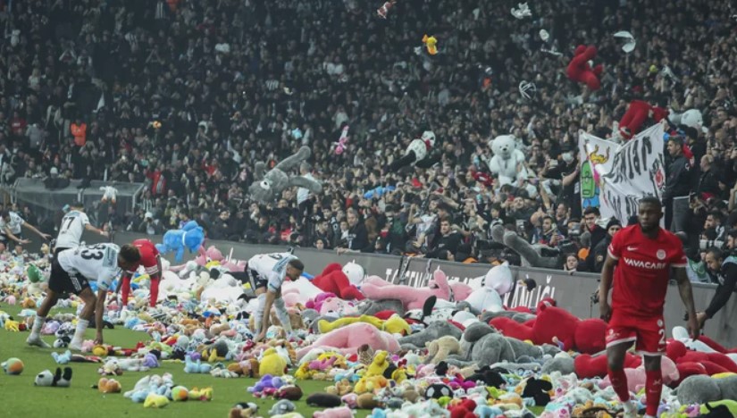 (Видео) СВЕТОТ ВО СОЛЗИ: Нереални сцени од Турција – овој потег на навивачите ќе ви го допре срцето!