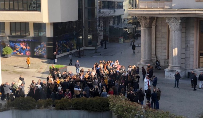 Вработените во МФ излегоа на протест: СИ ГО БАРАМЕ ПОКАЧУВАЊЕТО ОД 30% !