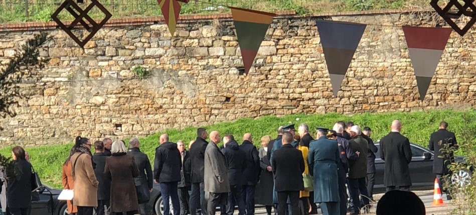 (Видео) За првпат новинарите останаа пред црквата Св. Спас и гледаа на телевизија што се случува на чествувањето