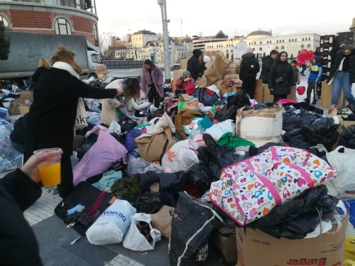 Смрдливи алишта се оставаат на плоштад – револтирани и волонтерите (Видео)