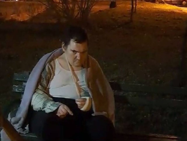 Лице со посебни потреби од Скопје ОСТАВЕНО НА КЛУПА: По лекарска интервенција никој не го вратил дома