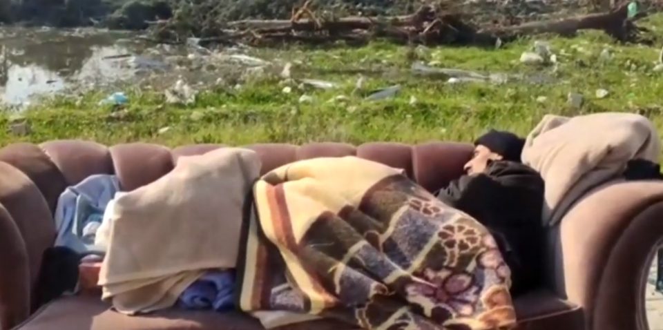 Тажна реалност – Спие на кауч под отворено небо додека во позадина неговиот дом е срамнет со земја…