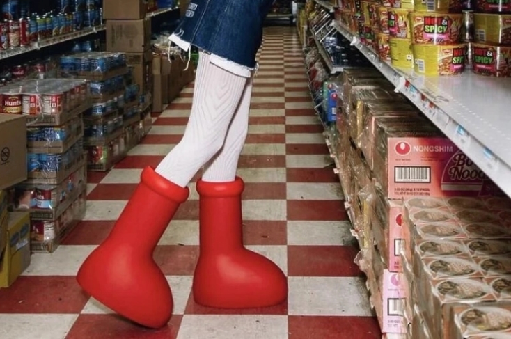 НОВА МОДА – Црвени кловновски чизми не се интернет-шега, ќе чинат околу 300 евра (ФОТО)