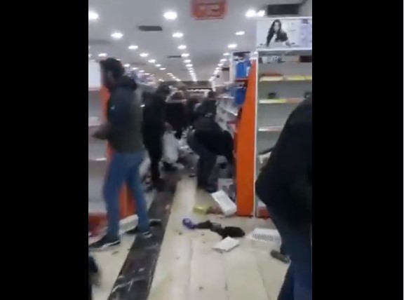 ГЛАДНИ И БЕЗНАДЕЖНИ: Хаос во турските продавници по земјотресот (ВИДЕО)