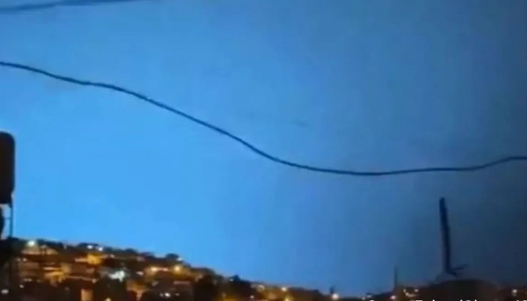 (Видео) Повторно се појави мистериозната сина светлина над Турција пред новите земјотреси