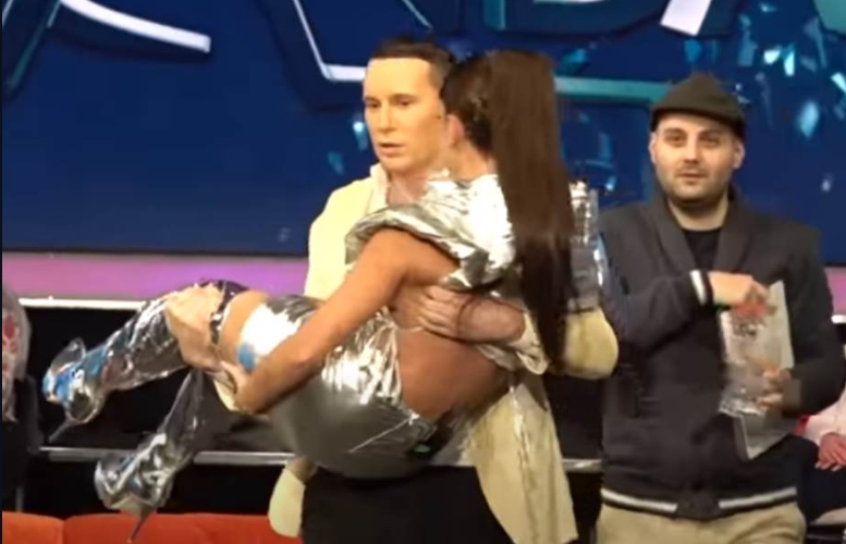 Драма во „Ѕвездите на Гранд“ – На пејачката и се слоши, а водителот на раце ја изнесе (фото)