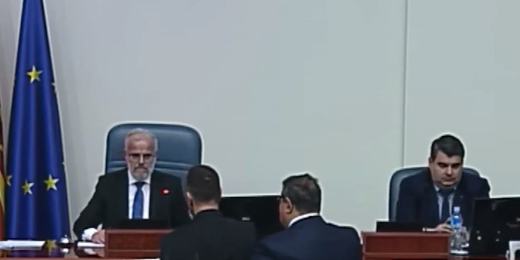 Талат СЕ ИЗГУБИ: Слушај сега, на синот на Џафери, ни ти, ни многу од вас тука не можете да му дојдете до малиот прст (ВИДЕО)