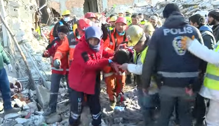 (Видео) „Кој ден е денес?“ прашала мајката која со двете деца е спасена после 228 часа под урнатините!