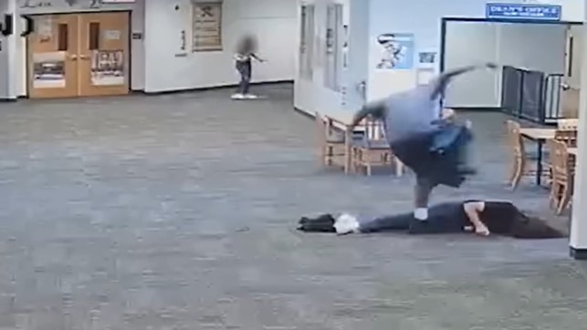 Ученик ја згазил од брутално тепање професорка која му го земала Нинтендото (Видео)