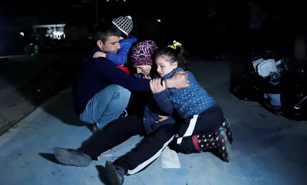 Повици за ИТНА евакуација, предупредување ЗА ЦУНАМИ, 300 ПОВРЕДЕНИ И 11 ПОЧИНАТИ, народот панично бега од Турција (Видео)