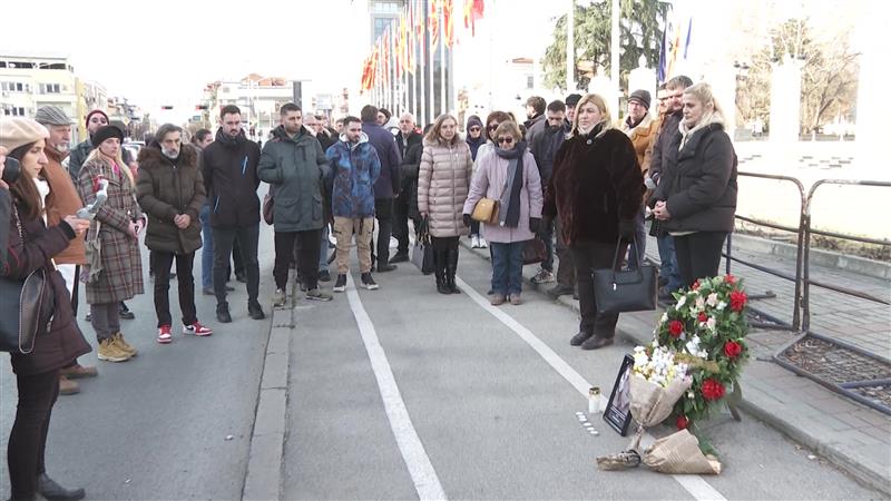 Со минута молк и венец пред Влада се збогуваа од нивниот соборец Благојче (Фото)