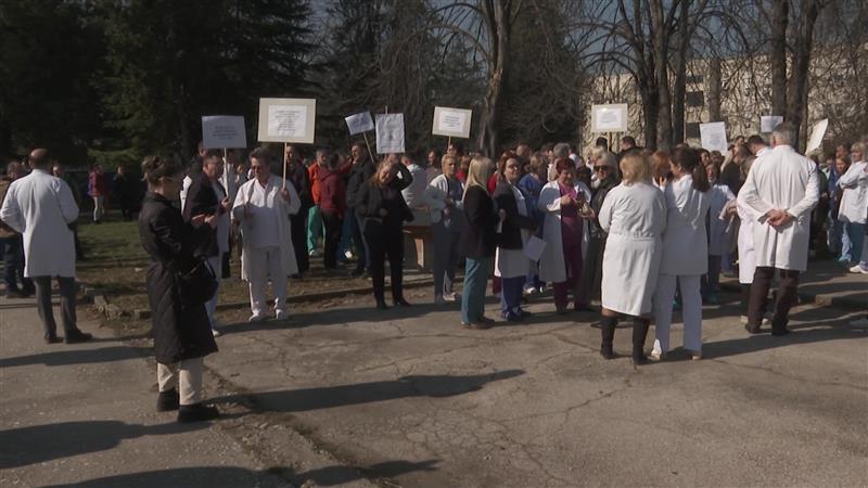 ЗДРАВСТВЕНИТЕ РАБОТНИЦИ НА ПРОТЕСТ – Егзодусот на лекари и сестри отсликува колку е исполнето она што го вети власта (Видео)