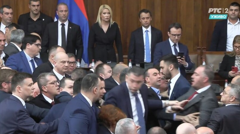 Хаос во српскиот парламент, Вучиќ нападнат, извици – „Не го даваме Косово“ и „предавници“ (ВИДЕО)