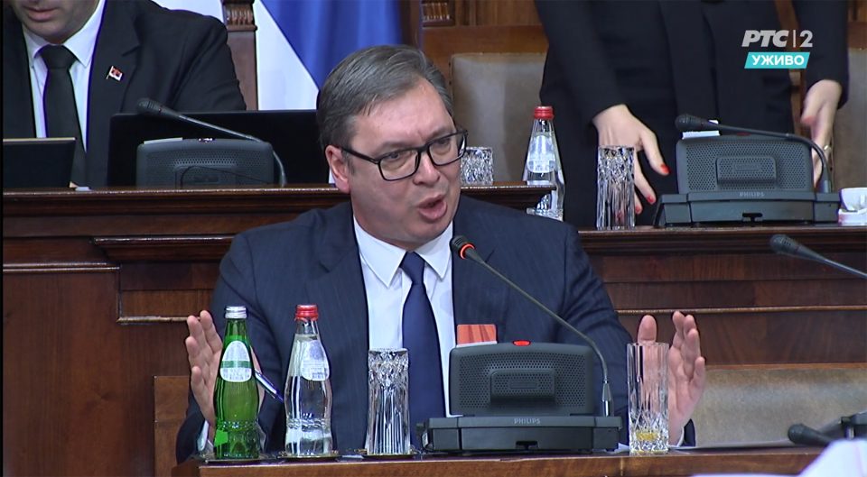 Хаос во српскиот парламент, Вучиќ нападнат, извици – „Не го даваме Косово“ и „предавници“ (ВИДЕО)