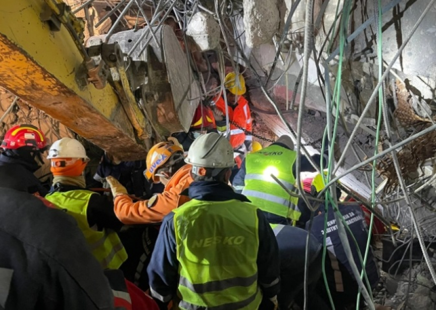 (Видео) МАКЕДОНСКИ СПАСУВАЧИ ВО ТУРЦИЈА: Радост кај присутните откако тимот спаси жена која под урнатините мина 114 часа