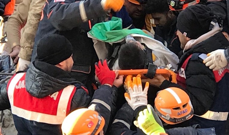 (Видео) Ја пиев сопствената урина: Тинејџер спасен по неколку дена поминати под урнатините во Турција