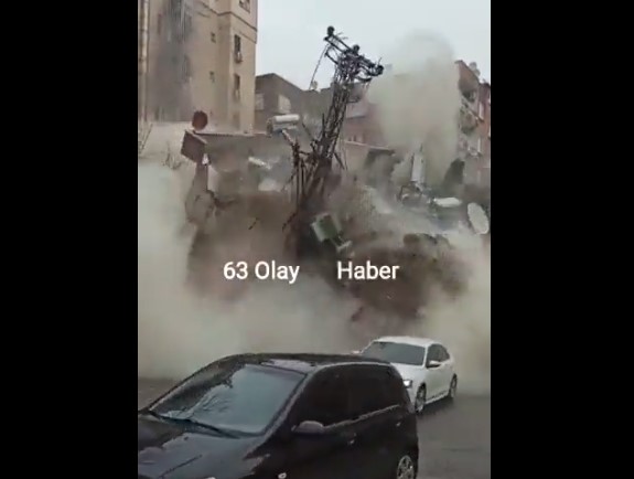 Како да ја лапна земја – Се сруши зграда одеднаш, луѓе за влакно и избегале на смртта (ВИДЕО)