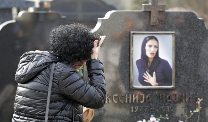 ЌЕ ВЕ ПОЛАЗАТ МОРНИЦИ: На денешен ден е убиена српската пејачка која беше закопана во бел ковчег со бел крст, утрово на нејзиниот гроб шокантна глетка (ФОТО)