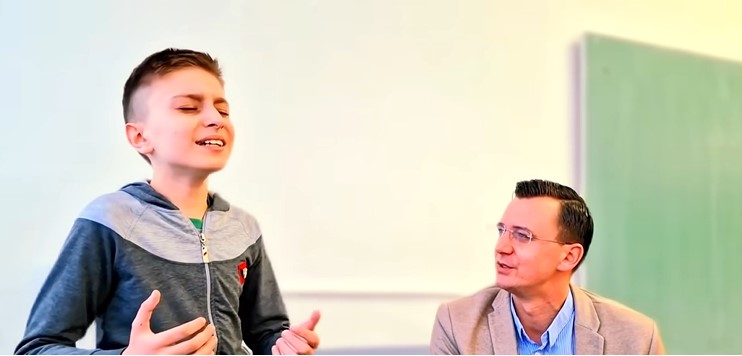 12-годишниот Ајдин од БиХ со прекрасна изведба на македонската „Јано мори“ (Видео)